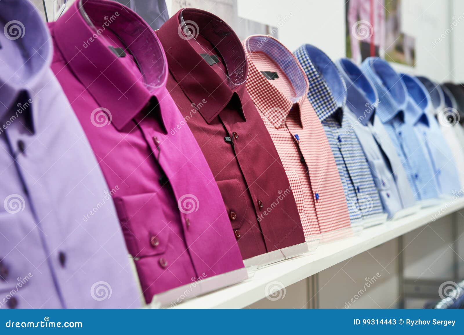 Camisas Del ` S De Los Hombres En Tienda De Ropa Imagen de archivo - Imagen hombres, camisas: 99314443
