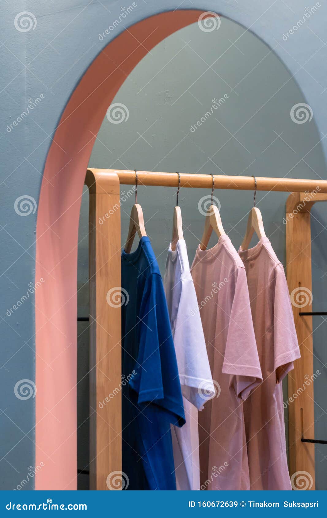 Camisas Colgando En Un Tendedero Imagen de archivo - Imagen de sitio: 160672639