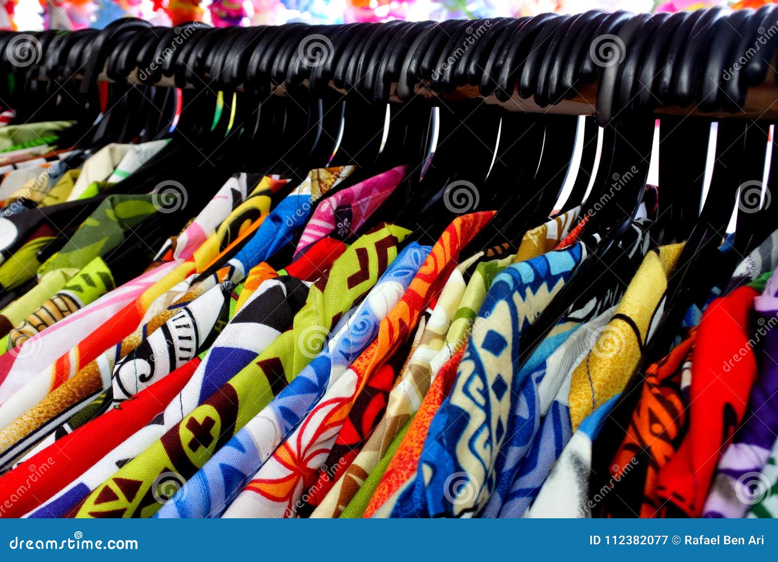 amenaza Sombreado exprimir Camisas Tropicales De Los Hombres Exhibidas En Suspensiones De Ropa En  Rarotonga MA Imagen de archivo - Imagen de camisa, material: 112382077