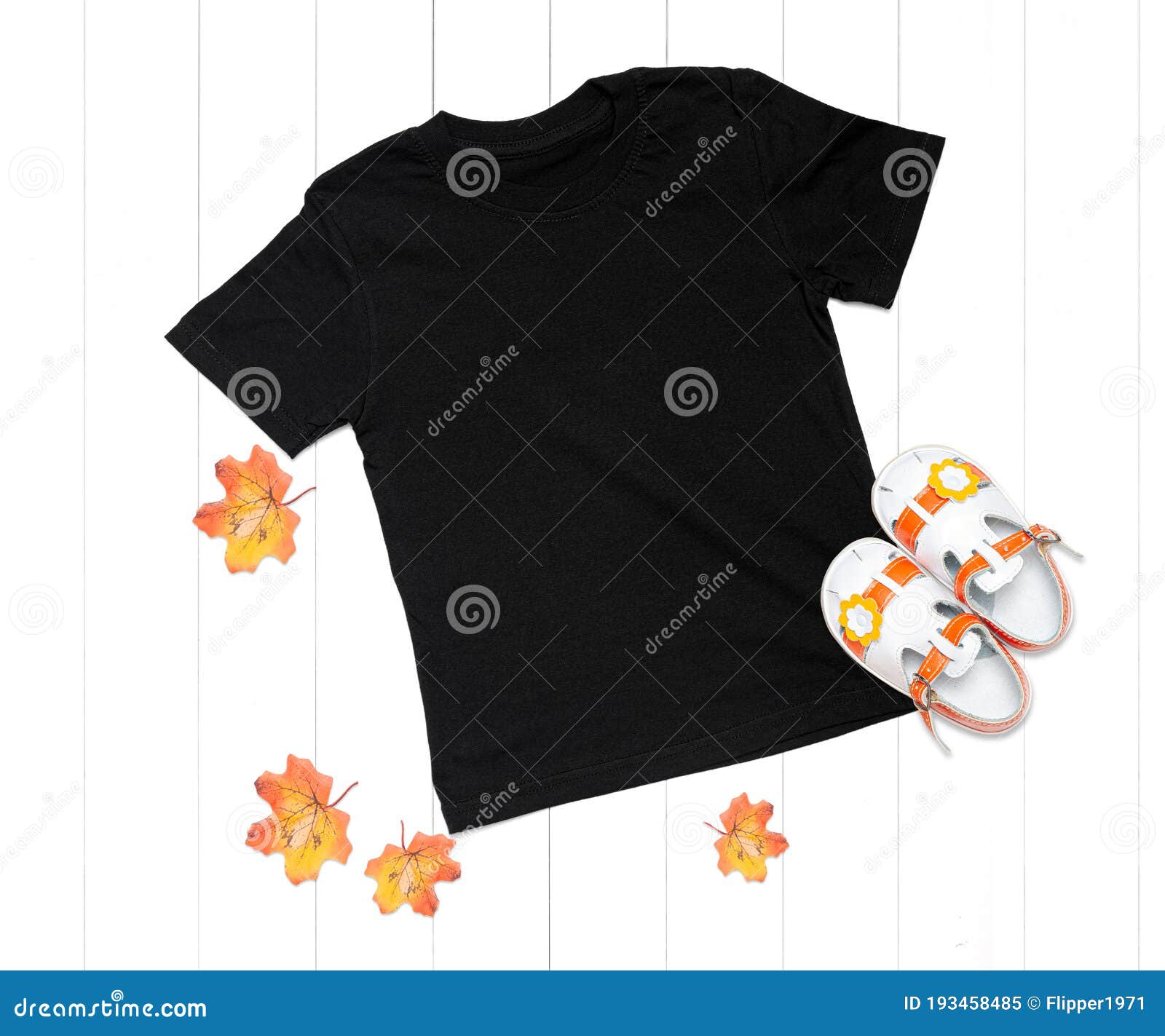 Camiseta Negra Con Sandalias Para Bebés Y Hojas De Otoño Sobre Fondo Blanco  Imagen de archivo - Imagen de tela, espacio: 193458485