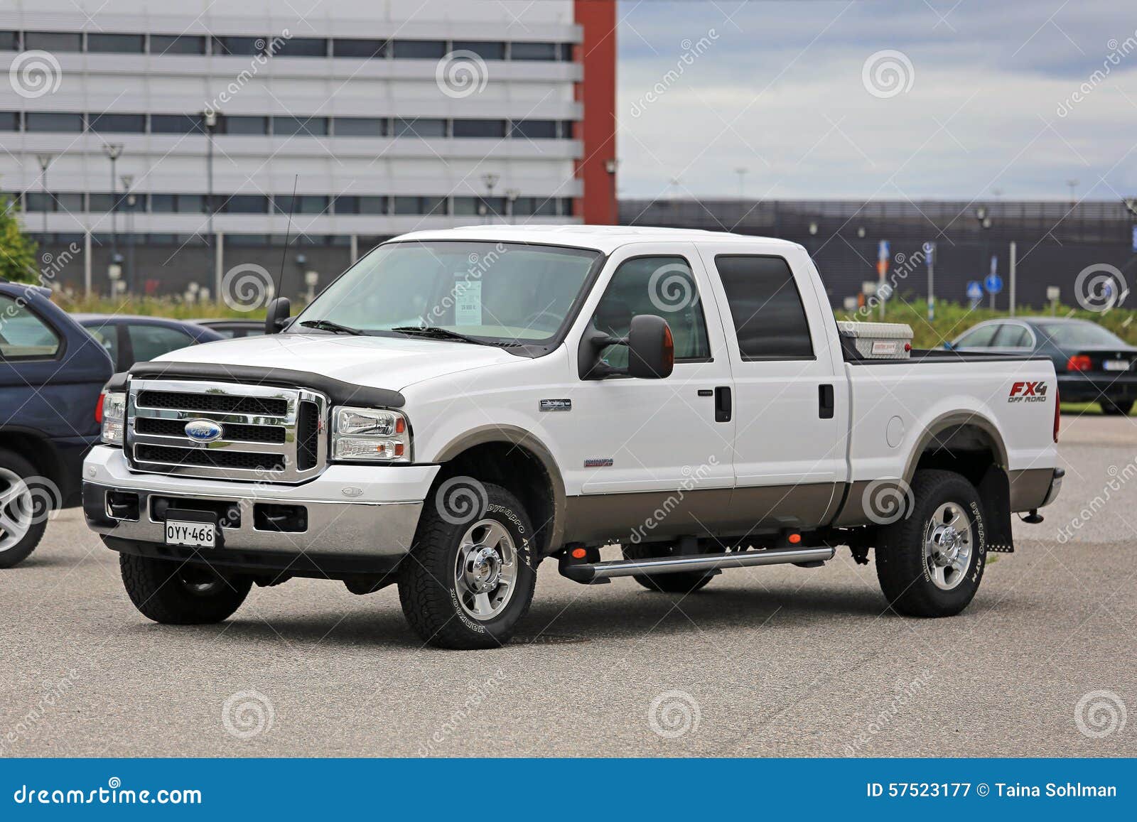Camión Blanco De Ford Super Duty F250 Fotografía editorial Imagen de