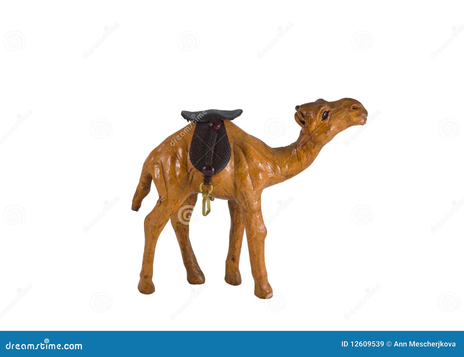Piccolo figurine di legno di una fine del cammello in su isolato su priorità bassa