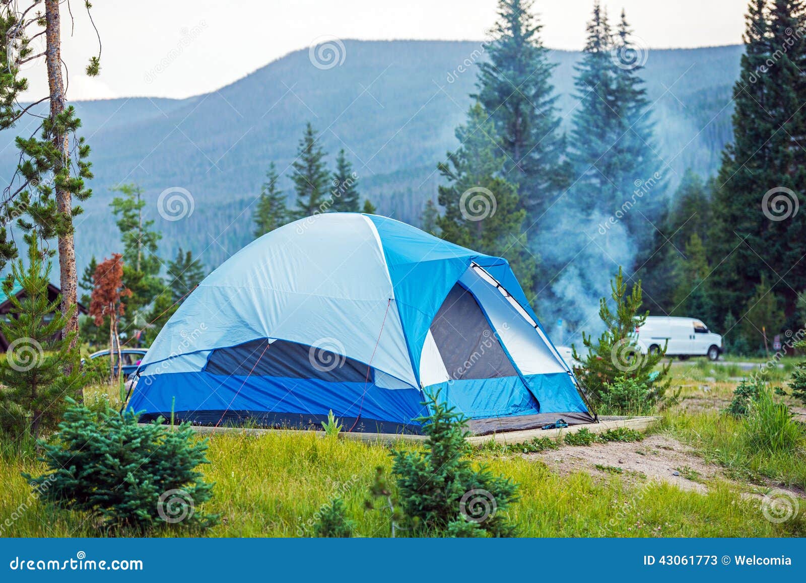 Campa tält i Colorado fotografering för bildbyråer. Bild av Campa Colorado Afton Med Tält Och Sjösidosikten