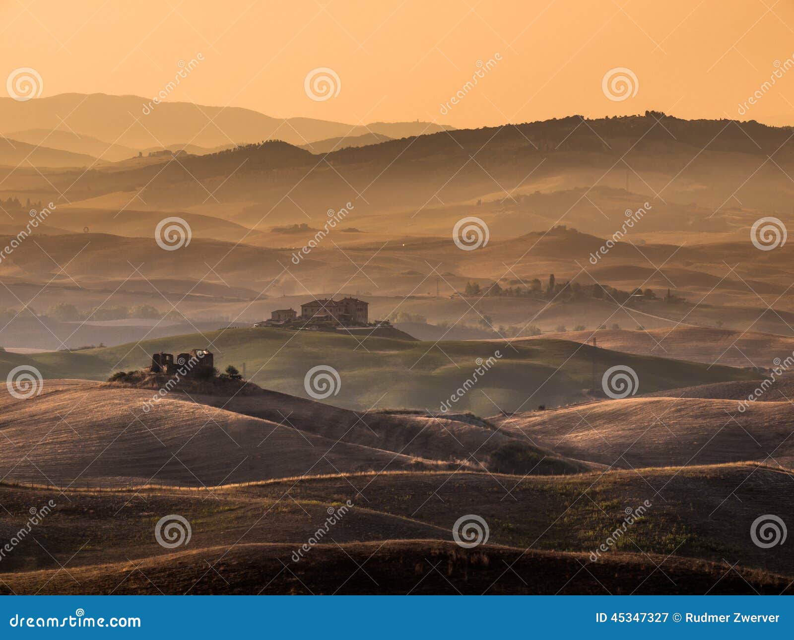 Campagna toscana con le colline e le aziende agricole. Alba sopra le aziende agricole in Hilly Countryside in Toscana, Italia