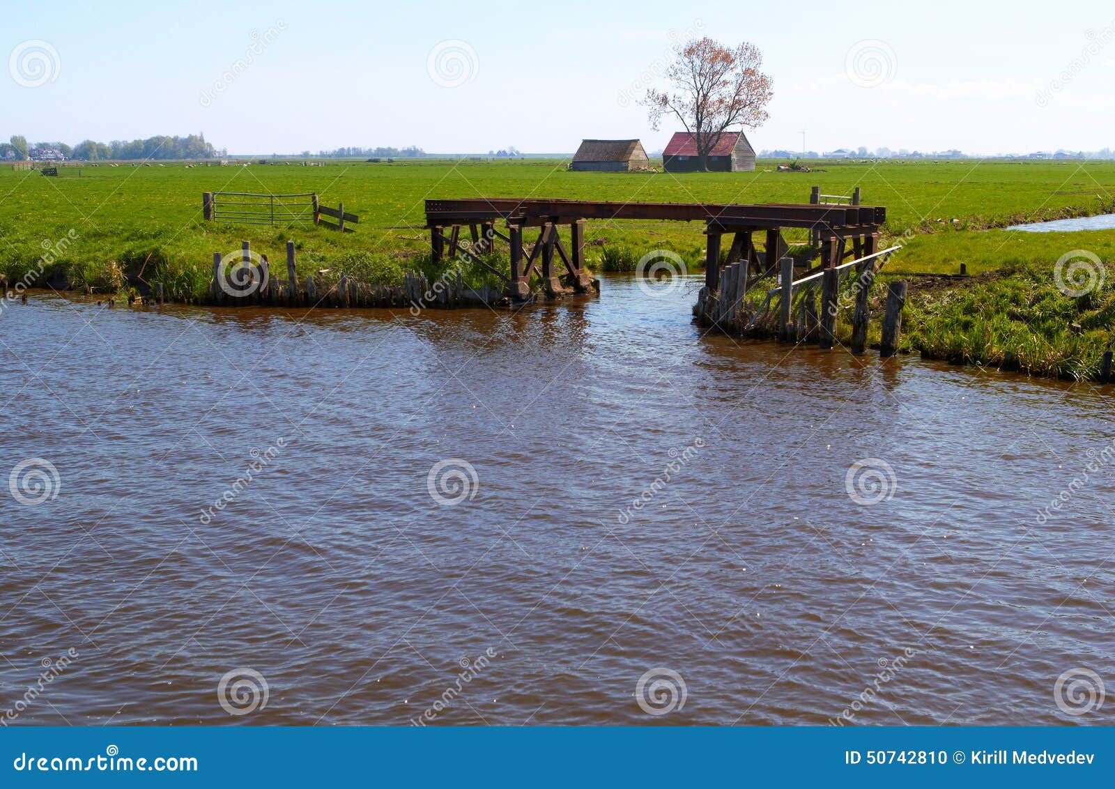 Campagne néerlandaise avec la voie d'eau et le passage. Campagne néerlandaise avec le jour ensoleillé lumineux de voie d'eau et de passage