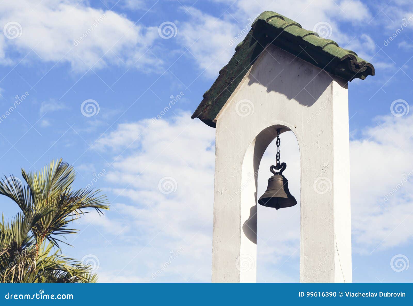 Campana De Iglesia En Torre De Iglesia En Fondo Del Cielo Azul Iglesia  Católica Foto de archivo - Imagen de ciudad, verano: 99616390