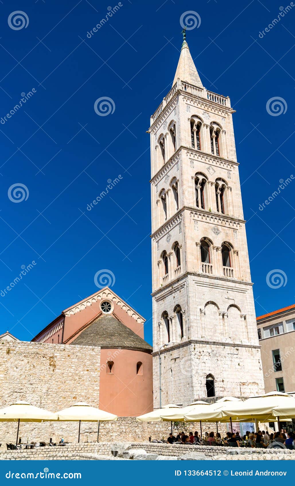 Campanario de St Anastasia Cathedral en Zadar, Croacia. Campanario de St Anastasia Cathedral en Zadar - Croacia, los Balcanes