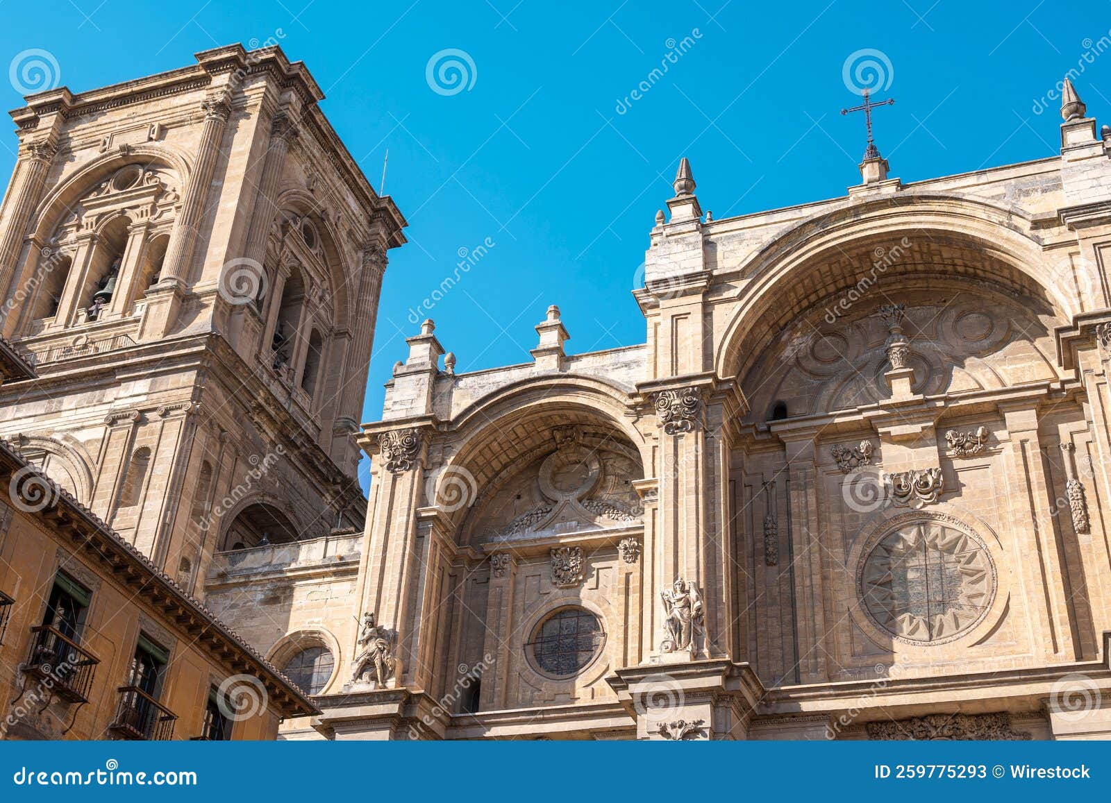 campanario y fachada principal de la basÃÆÃÂ­lica catedral siglo xv