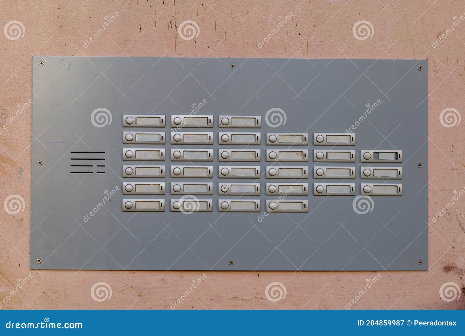 Campanello Per Porte Di Metallo Con Le Etichette Vuote Di Nome Sul Muro  Rosa. Immagine Stock - Immagine di cancello, esterno: 204859987