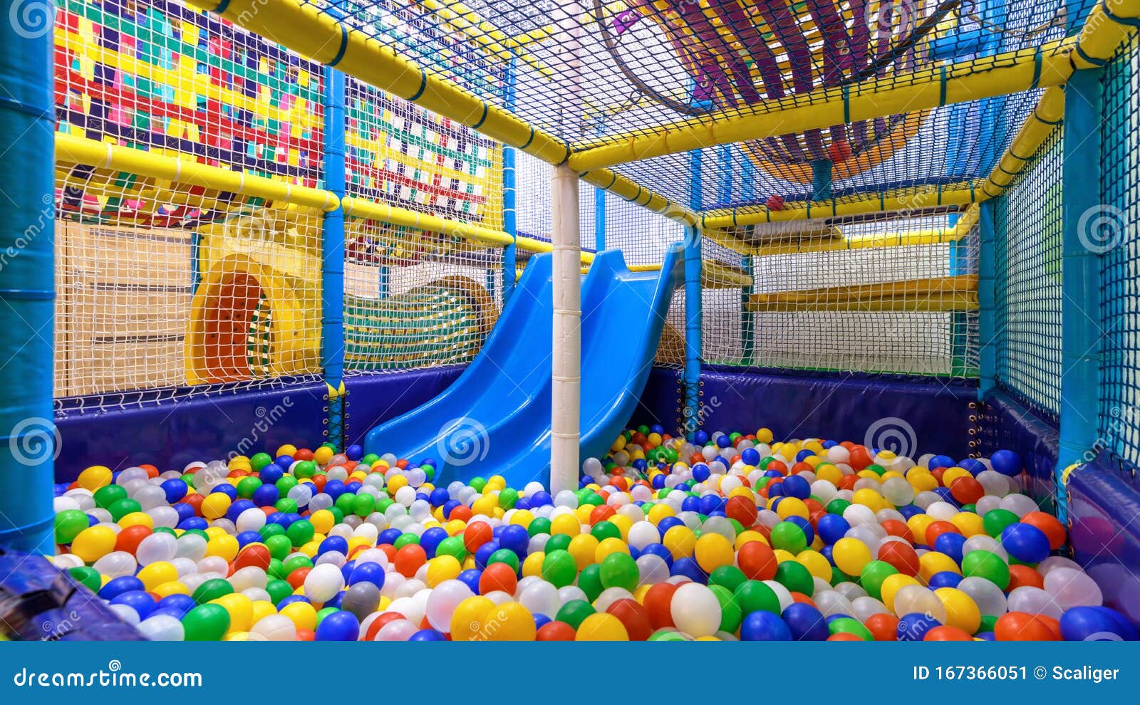 Bolas de plástico coloridas na grande piscina seca no centro de