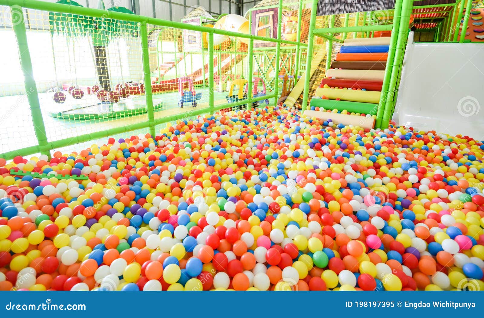 Vista Superior De Muitas Bolas Coloridas Na Associação Da Bola Dentro No  Campo De Jogos Foto de Stock - Imagem de divertimento, arte: 146062920