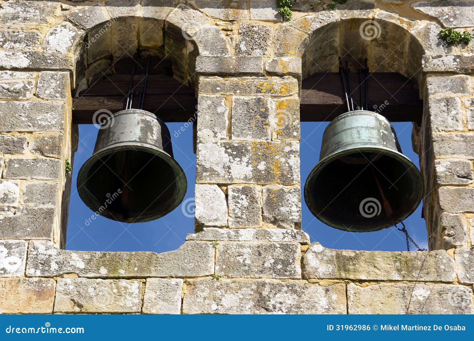 Campanile Antico Con Le Campane Ed Il Cielo Blu Fotografia Stock