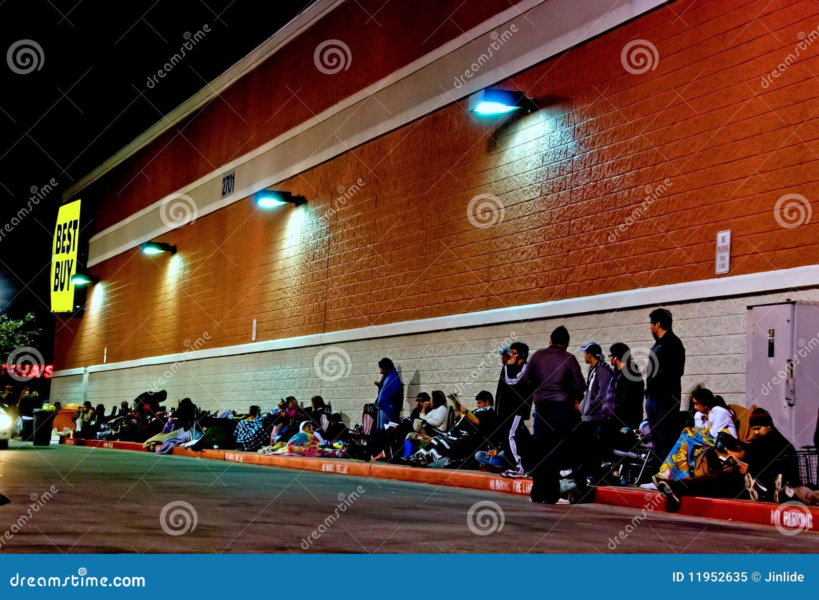 Campeggio fuori Buy migliore. Brownsville, il Texas --- 26 novembre 2009. La gente allinea alla notte di ringraziamento fuori di migliore memoria del Buy per la vendita nera di venerdì.