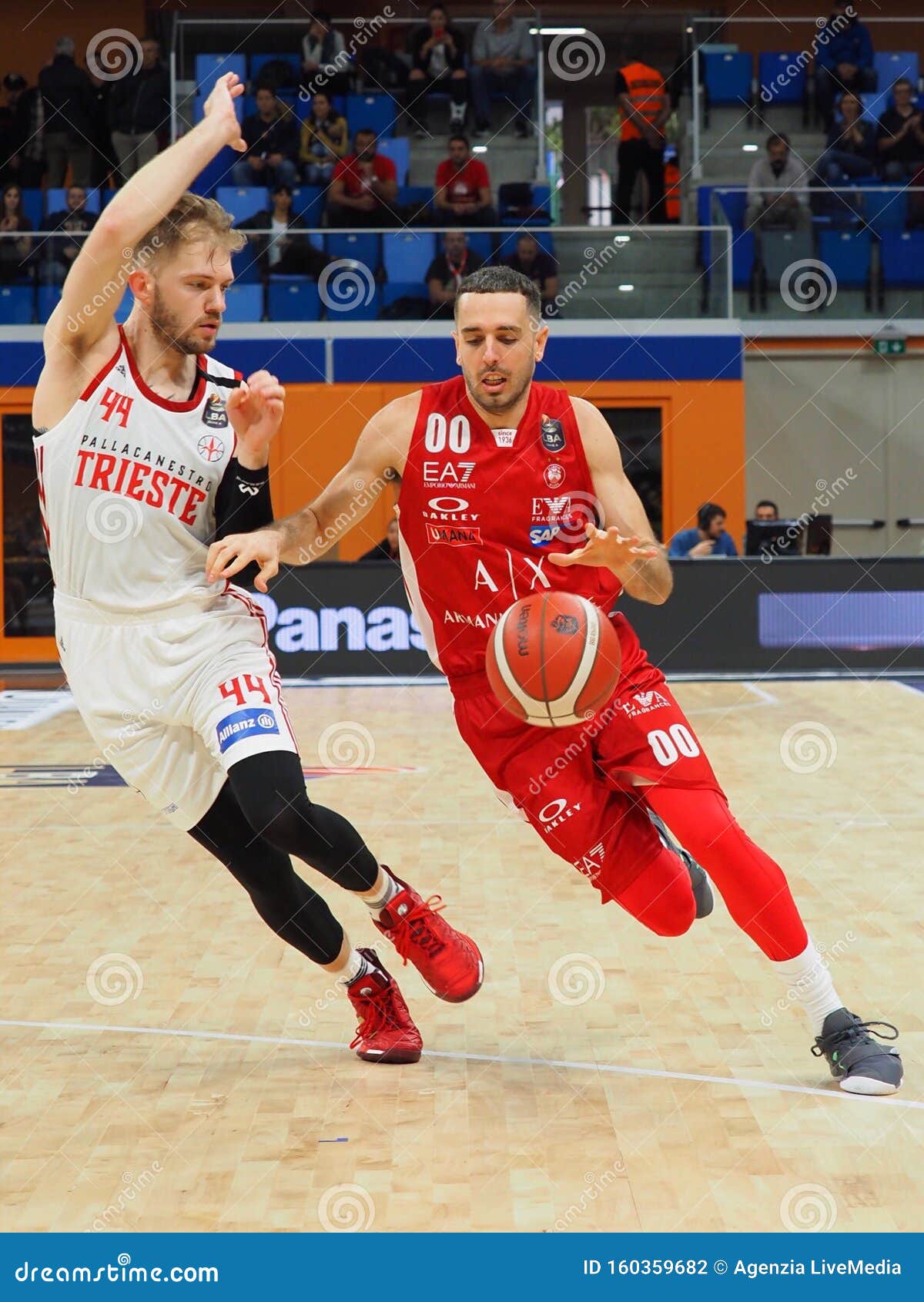 Campeonato Italiano De Basquete a Serie Pallacanestro Trieste Vs ax Armani  Exchange Olimpia Milano Foto de Stock Editorial - Imagem de esporte,  italiano: 160359668