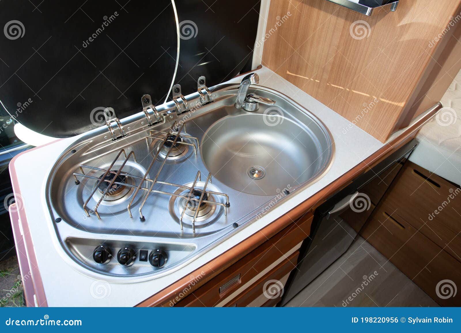 https://thumbs.dreamstime.com/z/camper-van-all-interno-della-piccola-cucina-con-stufe-gas-e-lavandini-un-la-brucia-affonda-198220956.jpg