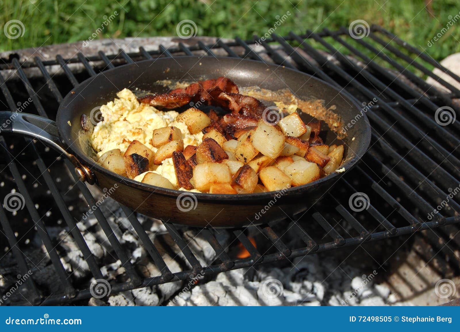 https://thumbs.dreamstime.com/z/campfire-breakfast-eggs-bacon-potatoes-cooking-open-fire-72498505.jpg