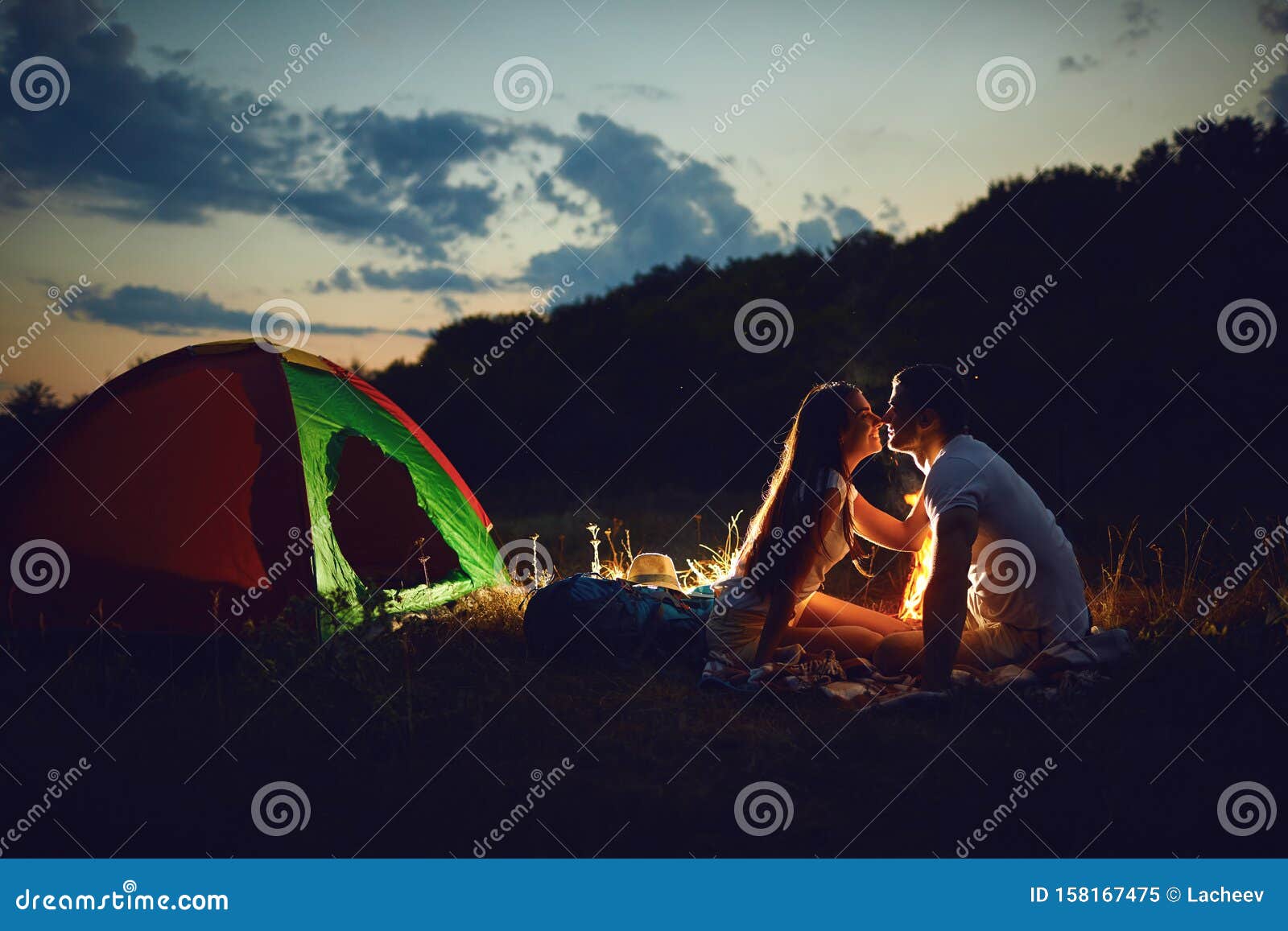 Camping RomÃ¡ntico. Una Pareja Joven Sentada Junto a La Hoguera Imagen de  archivo - Imagen de familia, aventura: 158167475