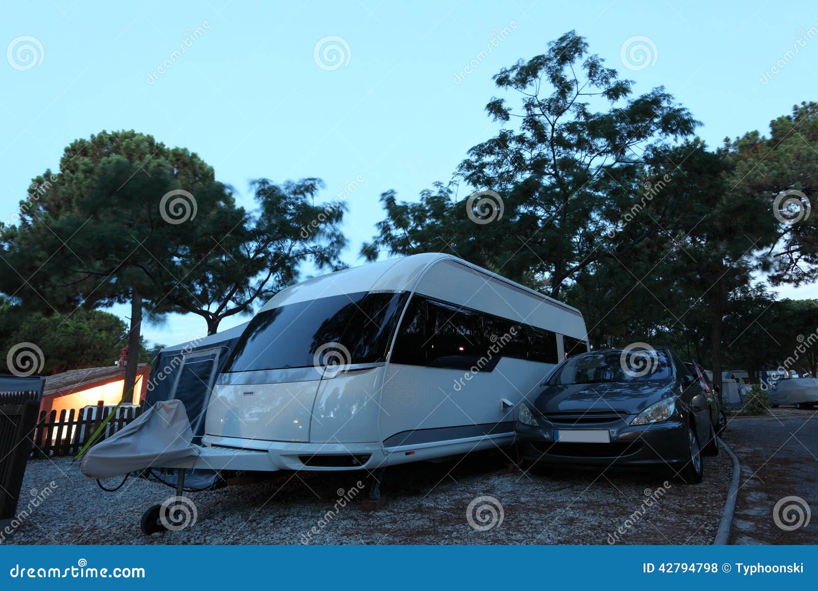 Moderner Wohnwagen auf einem Campingplatz an der Dämmerung