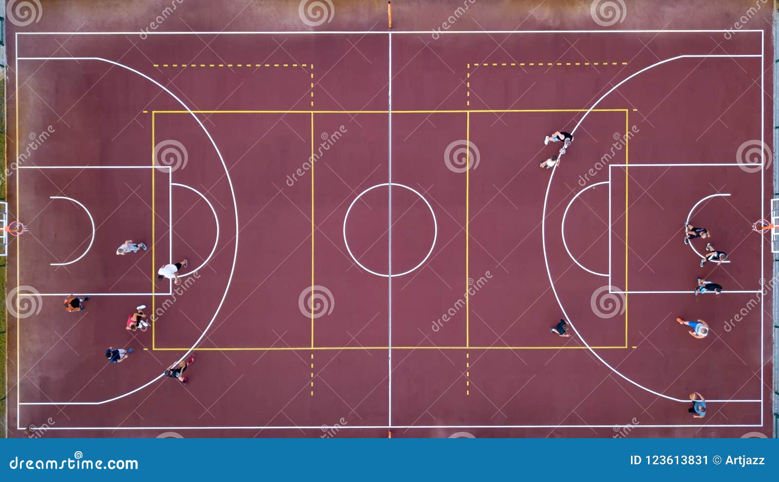 Jogo de basquetebol com bola e campo