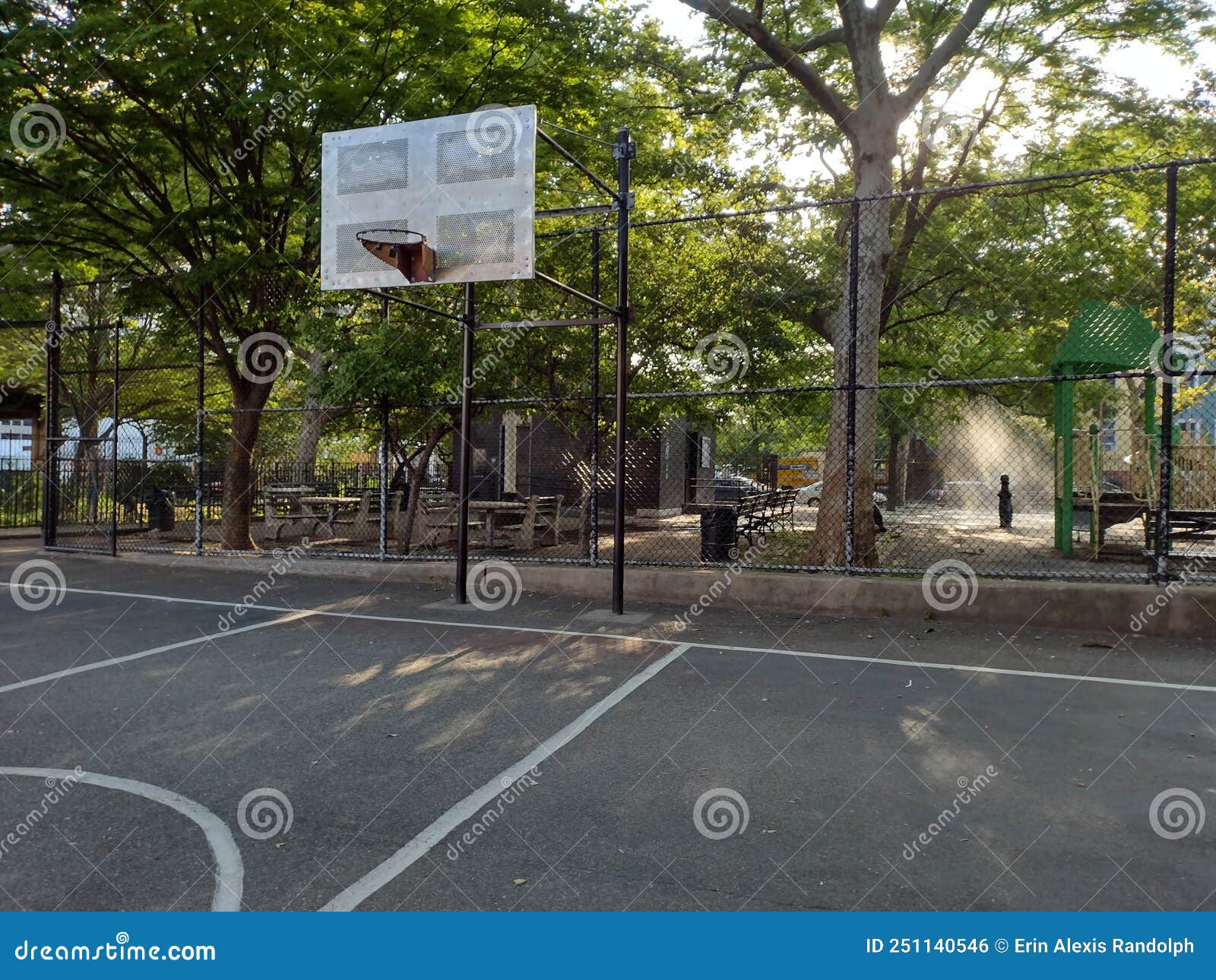 Campo De Basquete Perto De Um Playground Brooklyn Ny Usa Foto Editorial -  Imagem de blecaute, cidade: 251140546