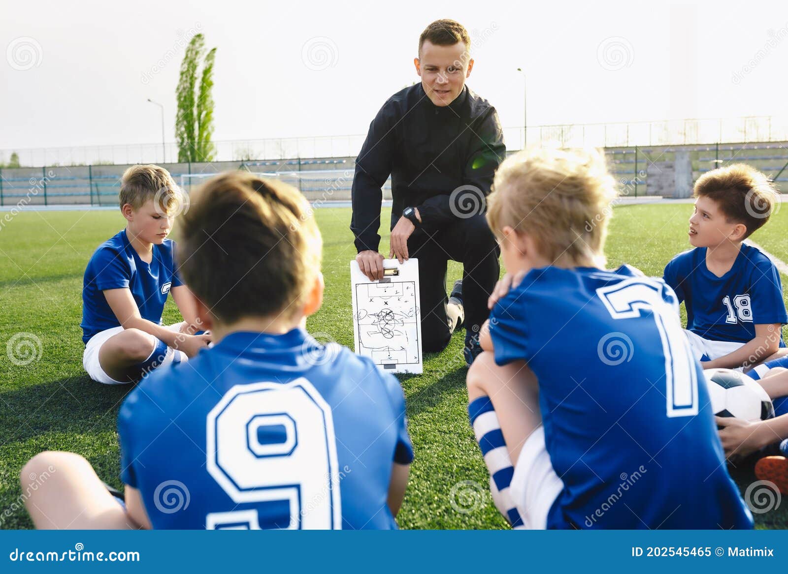 Entrenamiento De Fútbol Para Niños Fotos, retratos, imágenes y fotografía  de archivo libres de derecho. Image 55917457