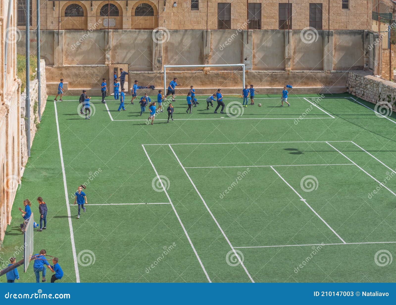 Campo De Futebol Na Velha Cidade De Jerusalem. Jogo Infantil Foto de Stock  Editorial - Imagem de objetivo, verde: 210147003