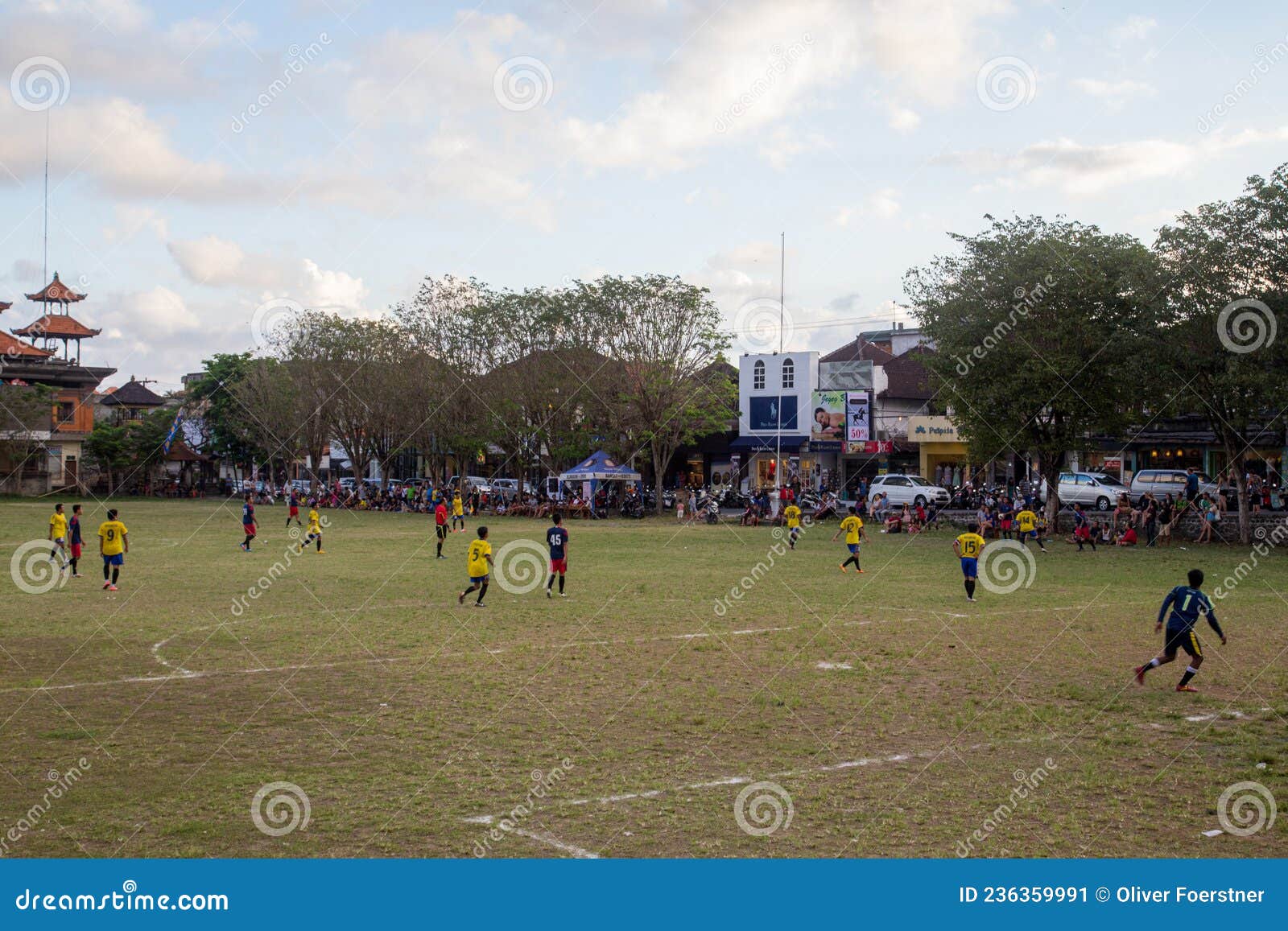 Campo De Futebol No Ubud Em Bali Foto Editorial - Imagem de esfera