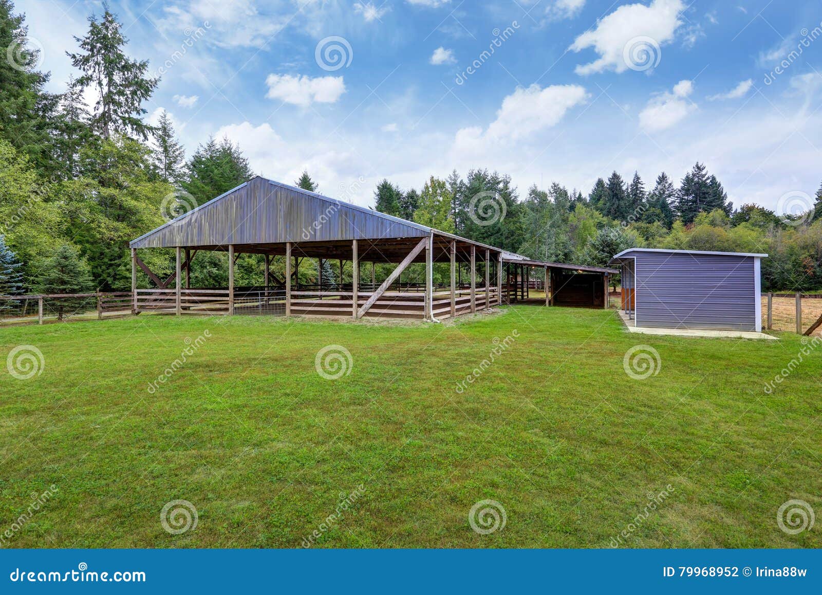 Campo De Granja Con El Granero De Caballo Vacío Foto de archivo - Imagen de  granja, edificio: 79968952, image size:1600x1157