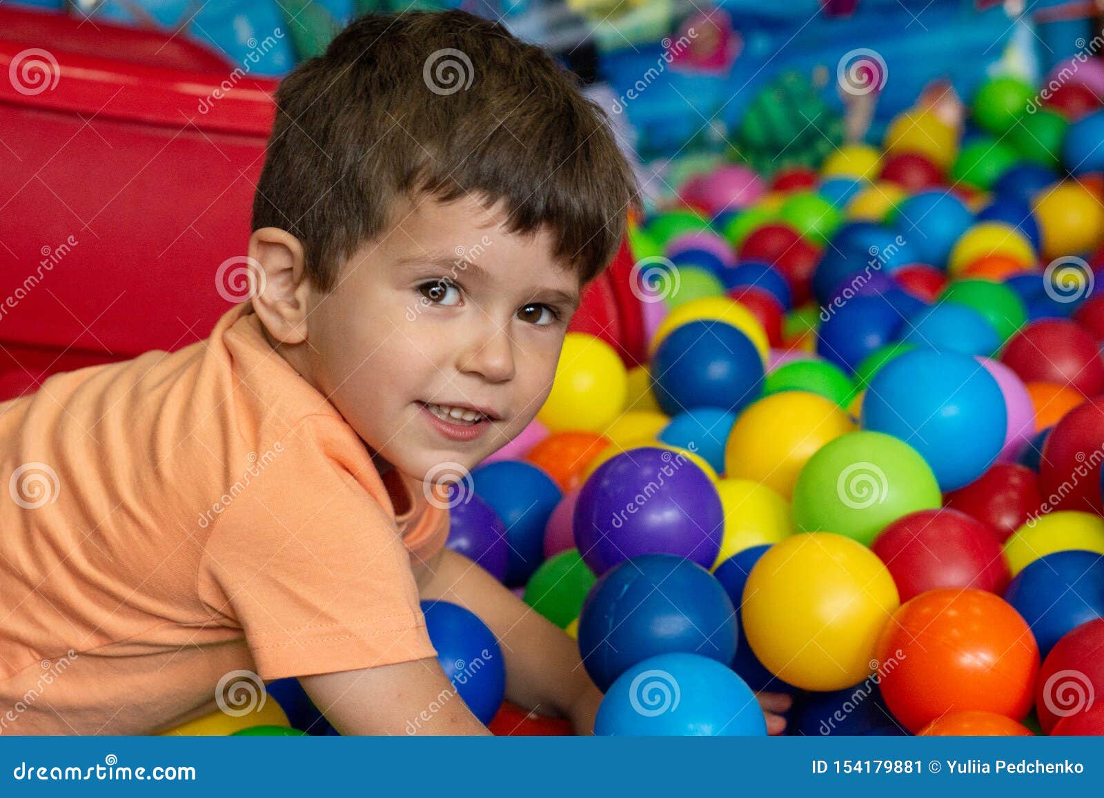 Bolas coloridas em um campo de jogo interno infantil