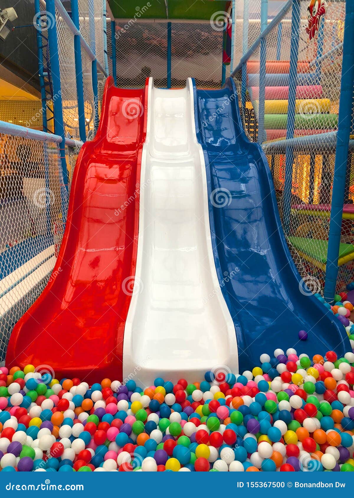 Bolas coloridas em um campo de jogo interno infantil