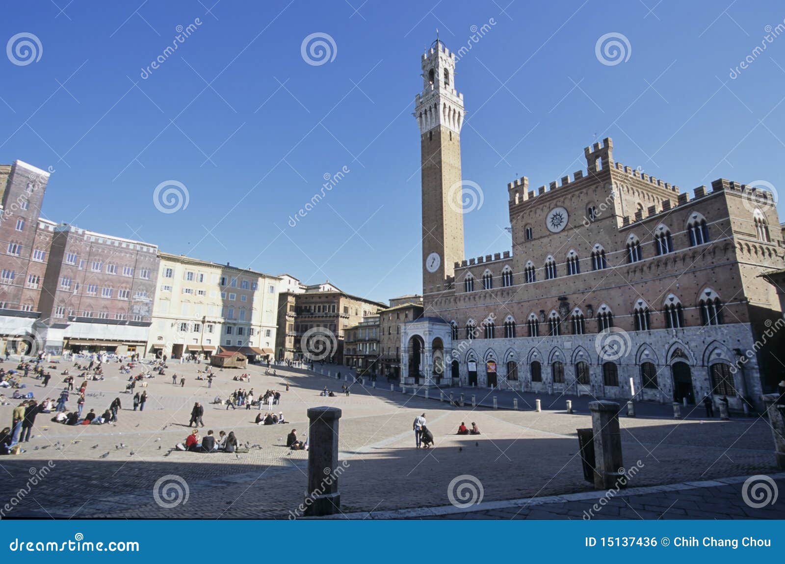 Campo del piazza. För siena för piazzo för campodelitaly magnia scenisk tuscany för turister torre sikt