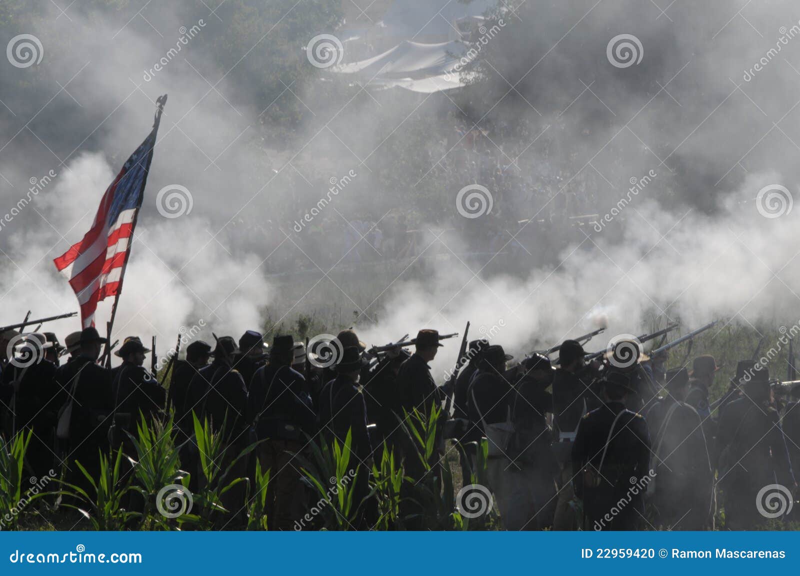 Campo di battaglia di guerra civile. Proietti la foto dei soldati di guerra civile nel campo del fumo. Il fondamento nazionale del campo di battaglia dell'insenatura di Wilsonâs commemora il 150th anniversario della battaglia dell'insenatura di Wilsonâs, il Mo il 12-14 agosto 2011.