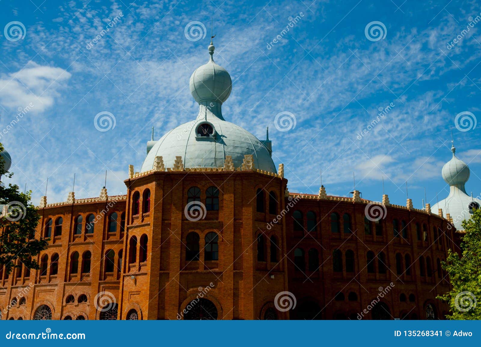 `campo pequeno` bullring