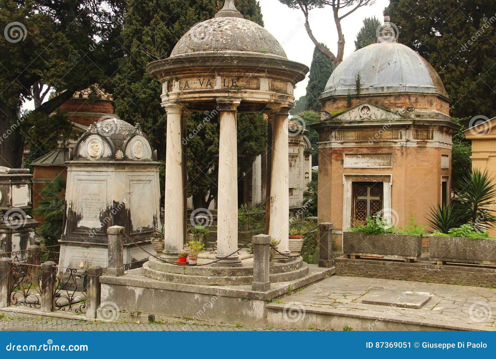 campo verano cemetery in rome