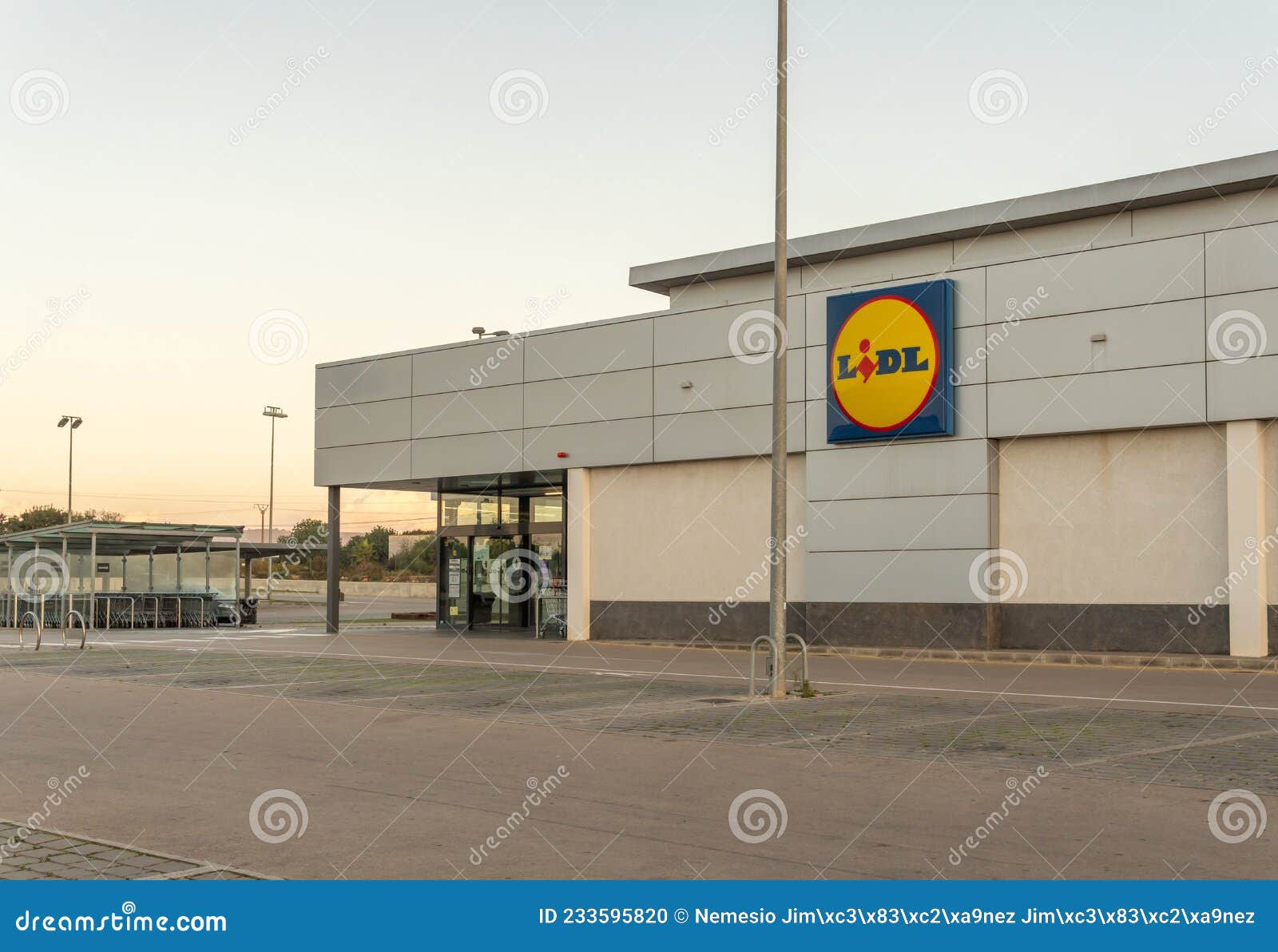 Main Facade of the Lidl Supermarket Chain - Image background, exchange: 233595820
