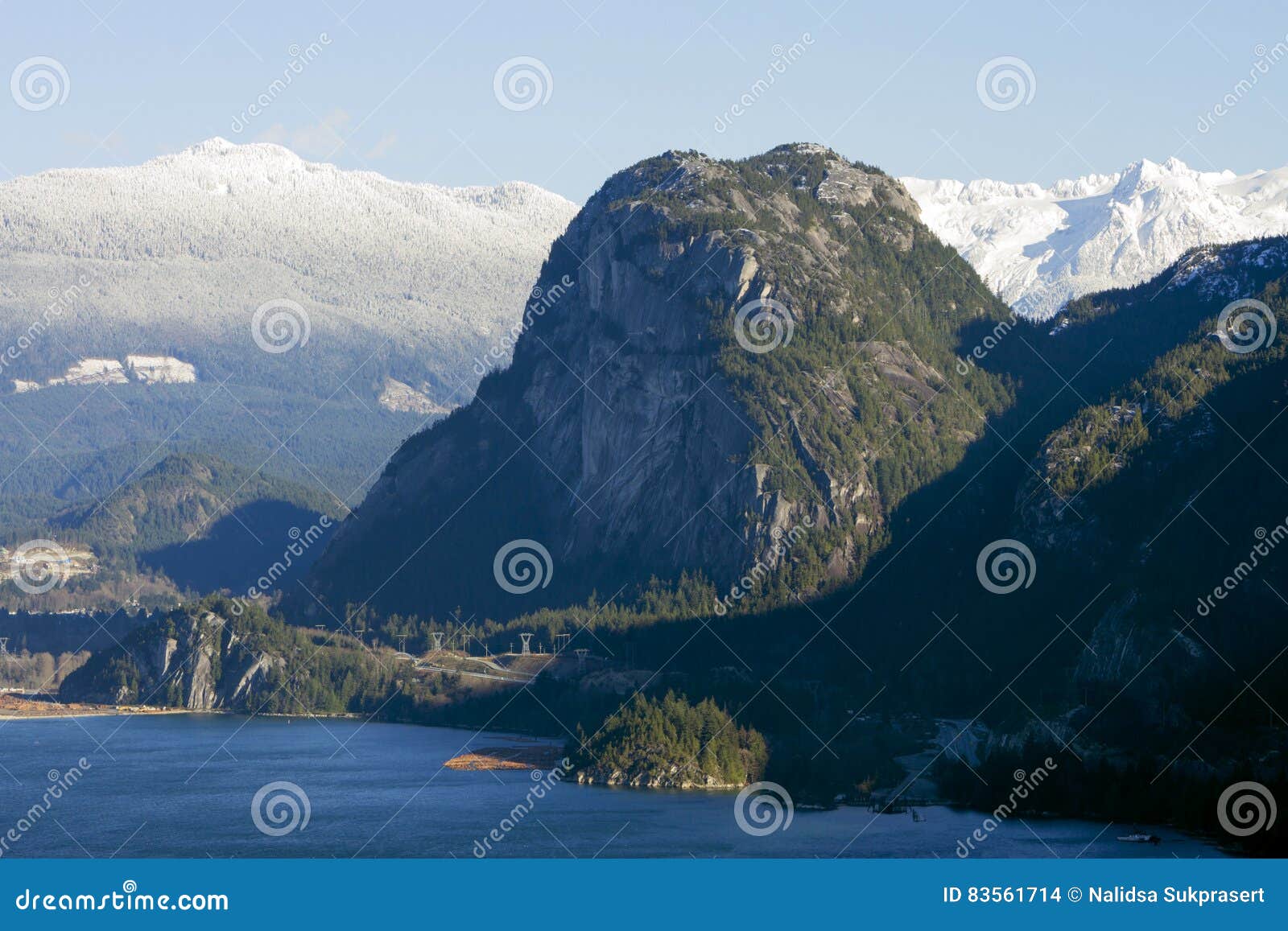 Canada de Colombie-Britannique de Squamish de chef de Stawamus. Vue du chef et du Garibaldi Mountain de Stawamus dans Squamish, Colombie-Britannique, Canada