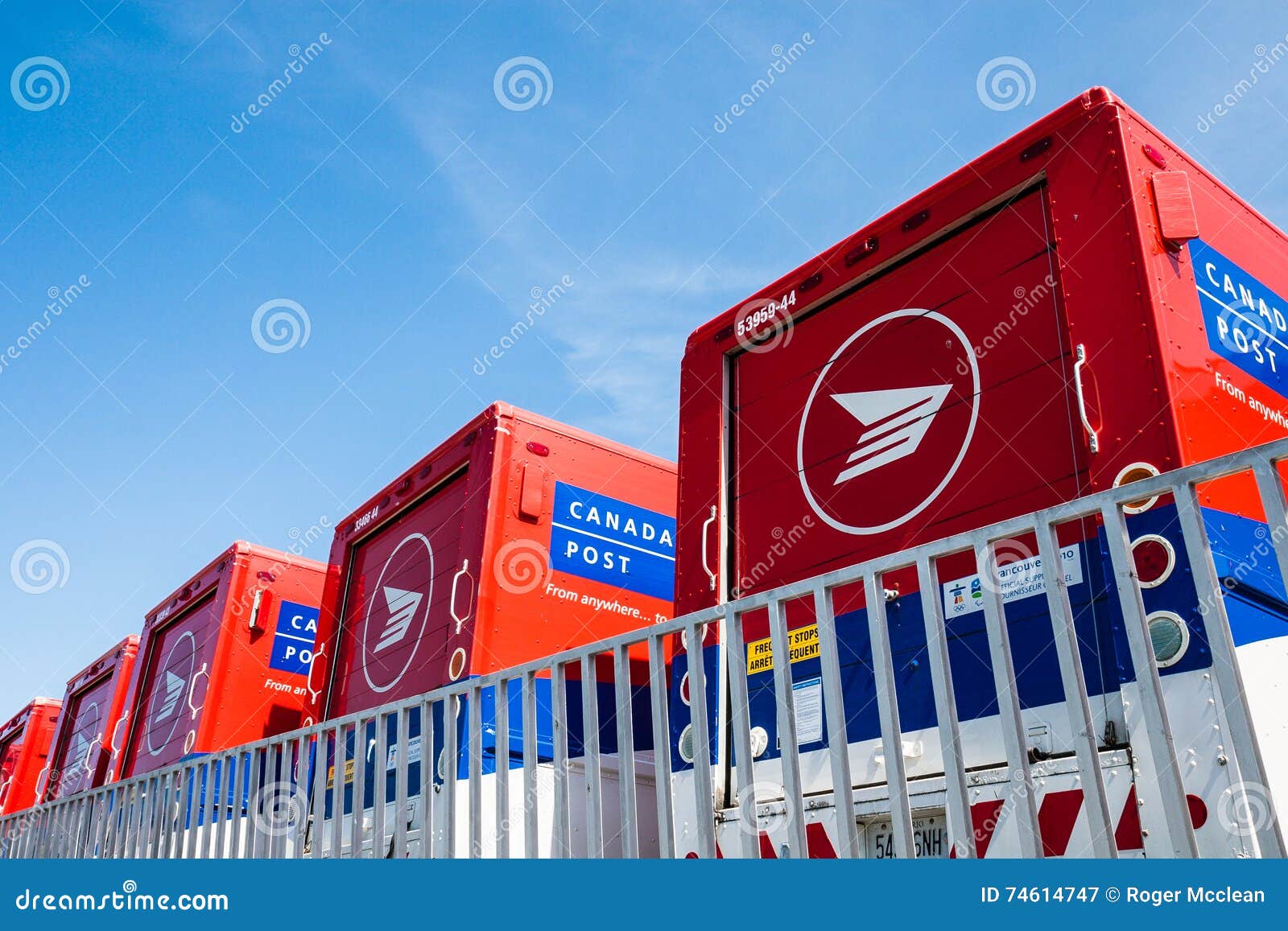 Canada post mail trucks editorial photography. Image of vehicles 74614747