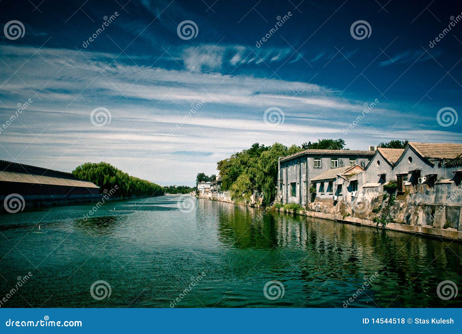 Canal da cidade. Canal cercado por construções, Beijing da cidade, China