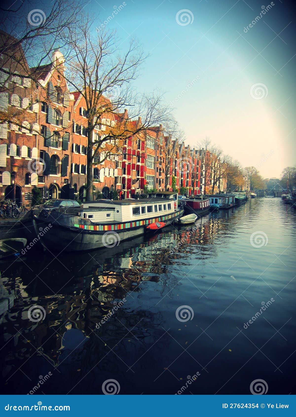 Tiro cénico bonito do canal de Amsterdão com casas de barco.