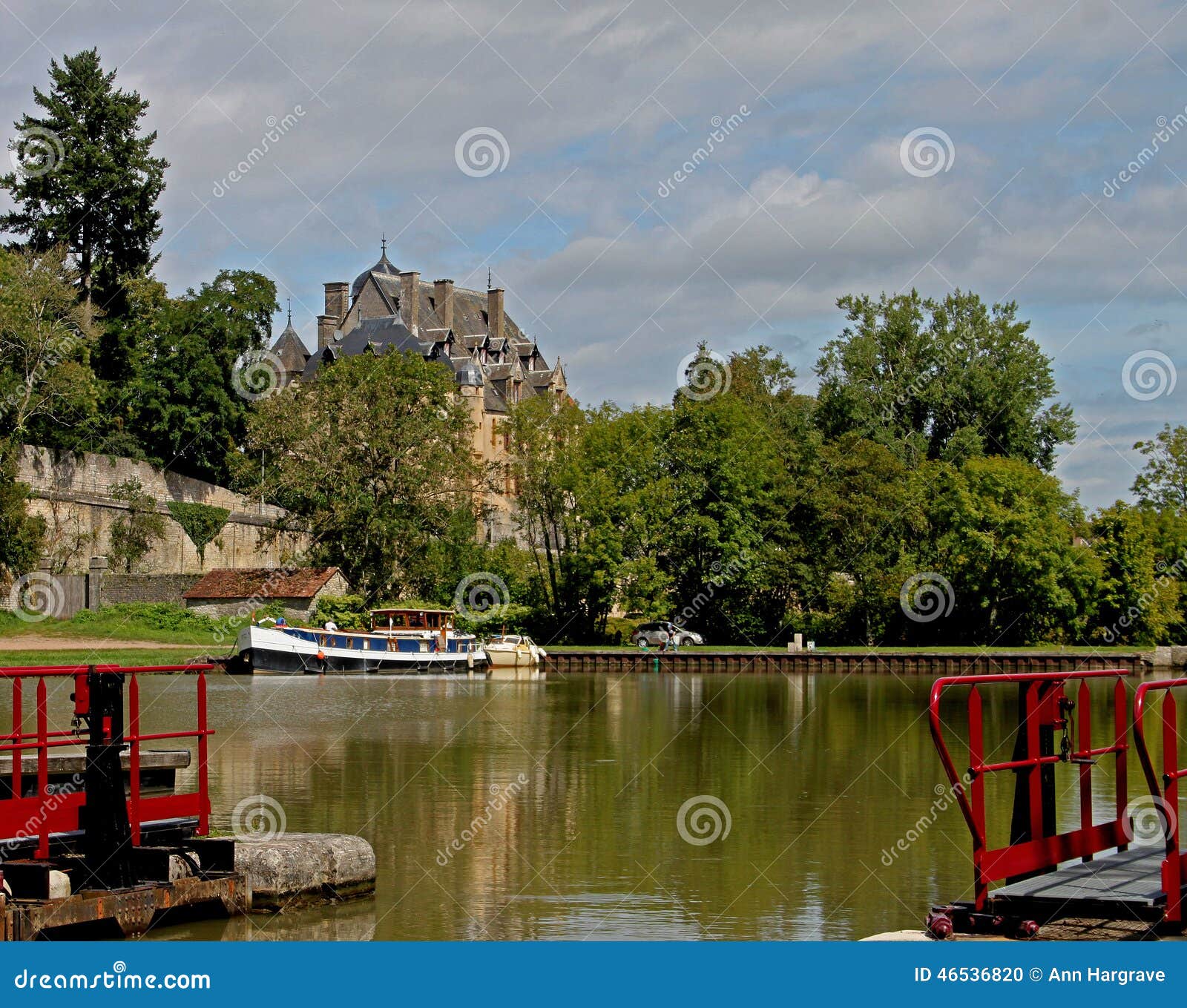 on the canal du nivernais, velo, chatillon en bazois.