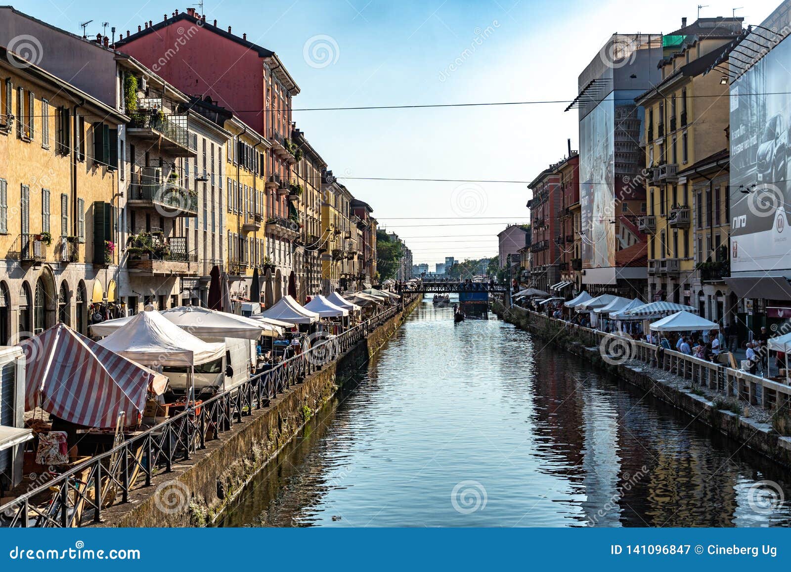 Via Bernardo Da Canal Milano Canal Grande Di Naviglio, Milano, Italia Fotografia Editoriale