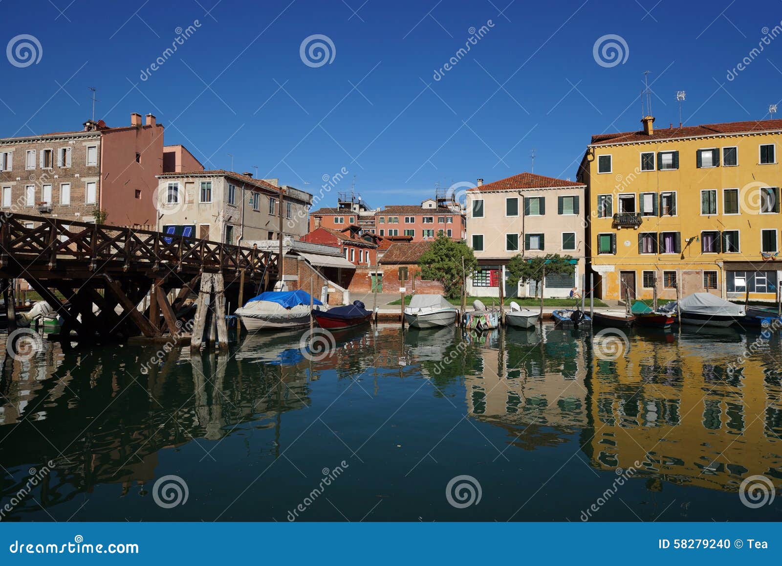 Canal à Venise. VENISE - 14 SEPTEMBRE : Canal de Venise le 14 septembre 2014 à Venise, Italie Venise est une ville en Italie du nord-est située sur un groupe de 118 petites îles séparées par des canaux et liées par des ponts