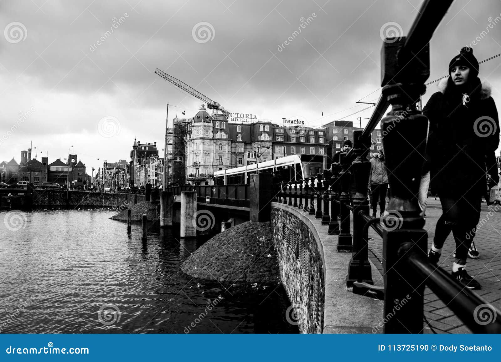 Canale Amsterdam. Amsterdam& x27; canale di s accanto alla stazione