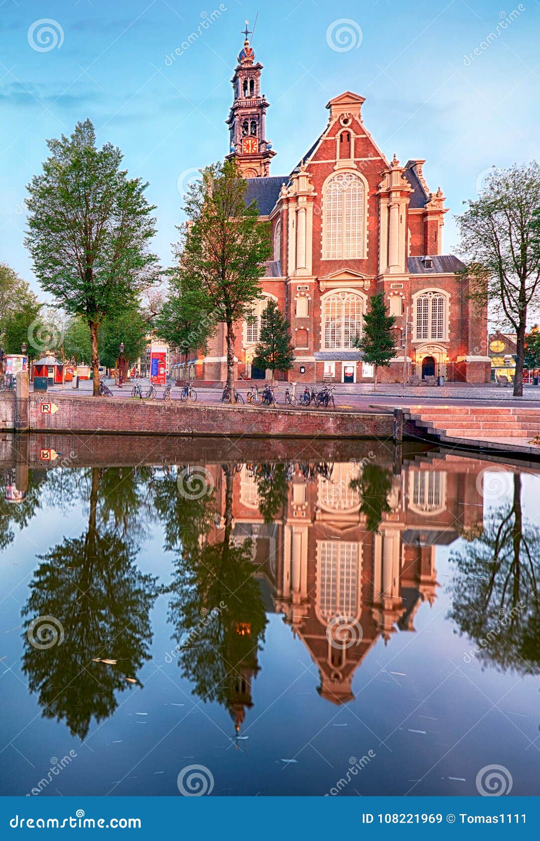 Canales De Amsterdam - Iglesia De Westerkerk, Países Bajos, Holanda, Euro  Imagen de archivo - Imagen de puente, recorrido: 108221969