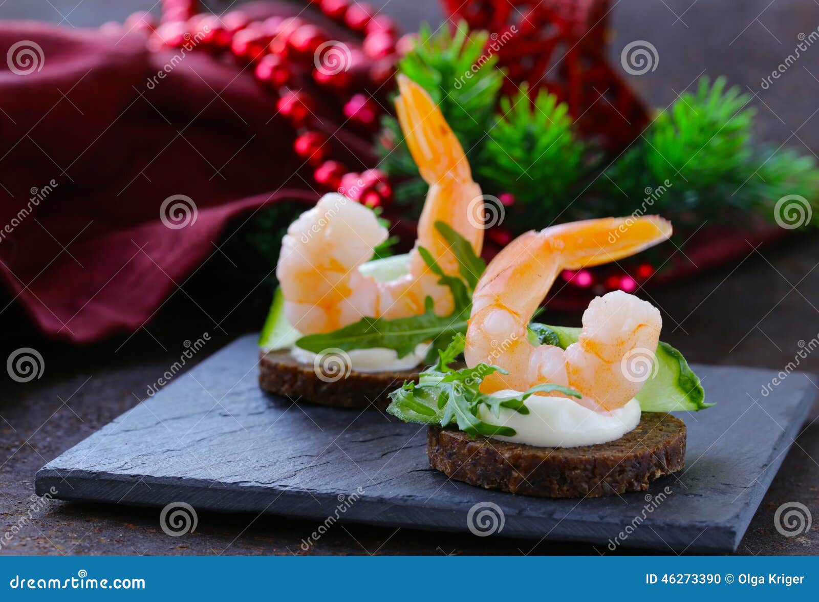 Canape d'apéritif avec l'arugula et la crevette. Canape d'apéritif avec le concombre, l'arugula et la crevette frais