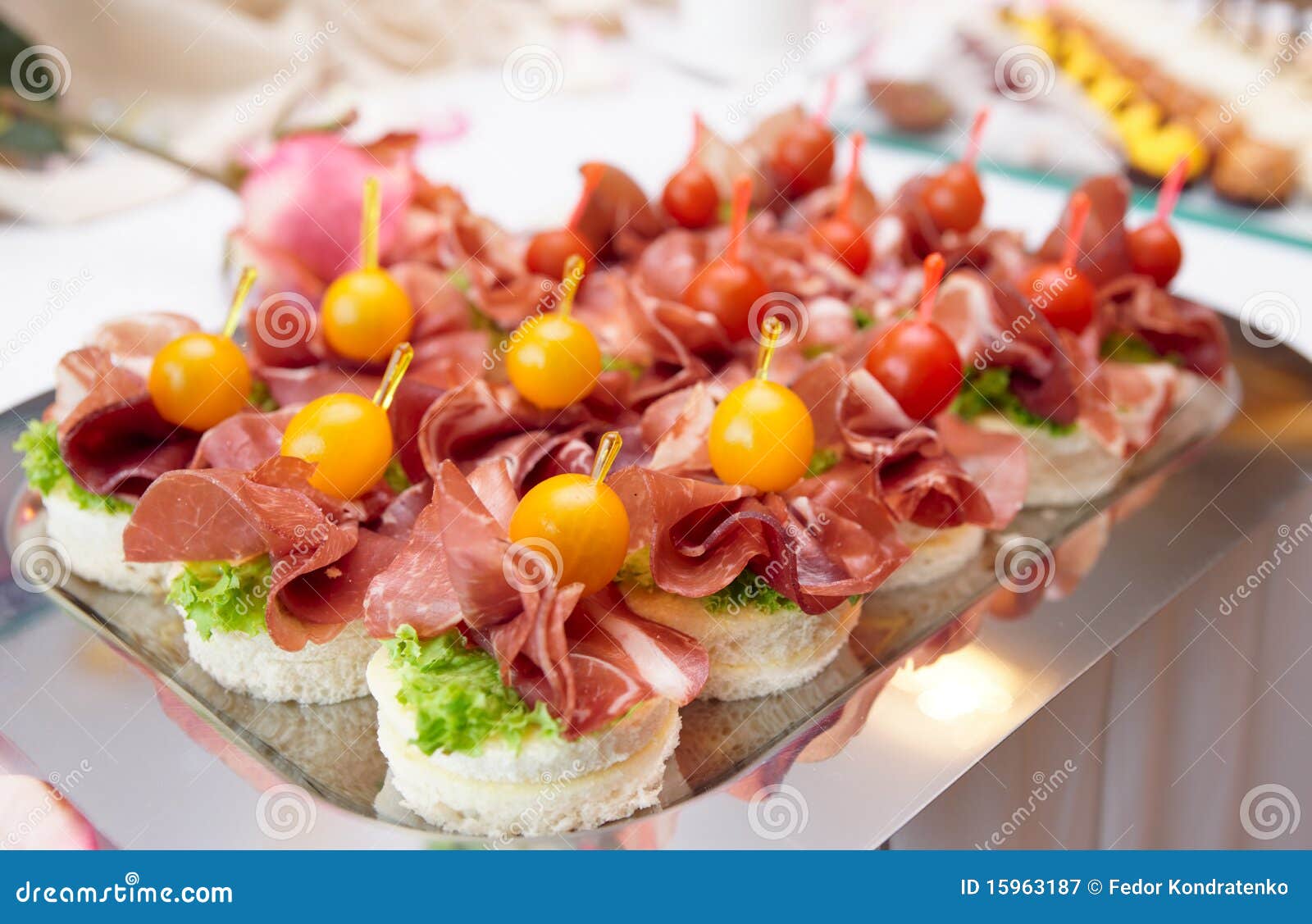 Canapes Con Il Prosciutto Curato Immagine Stock Immagine di pranzo