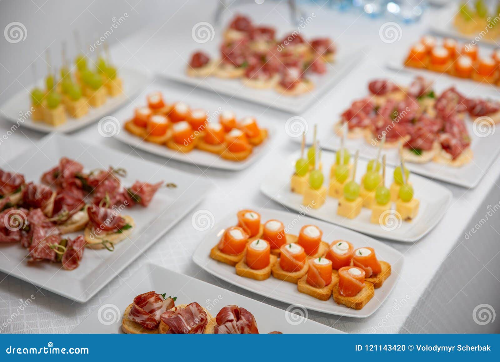 Canapes Con La Carne, Salmón, Salchicha Foto de archivo - Imagen de  delicatessen, tocino: 121143420