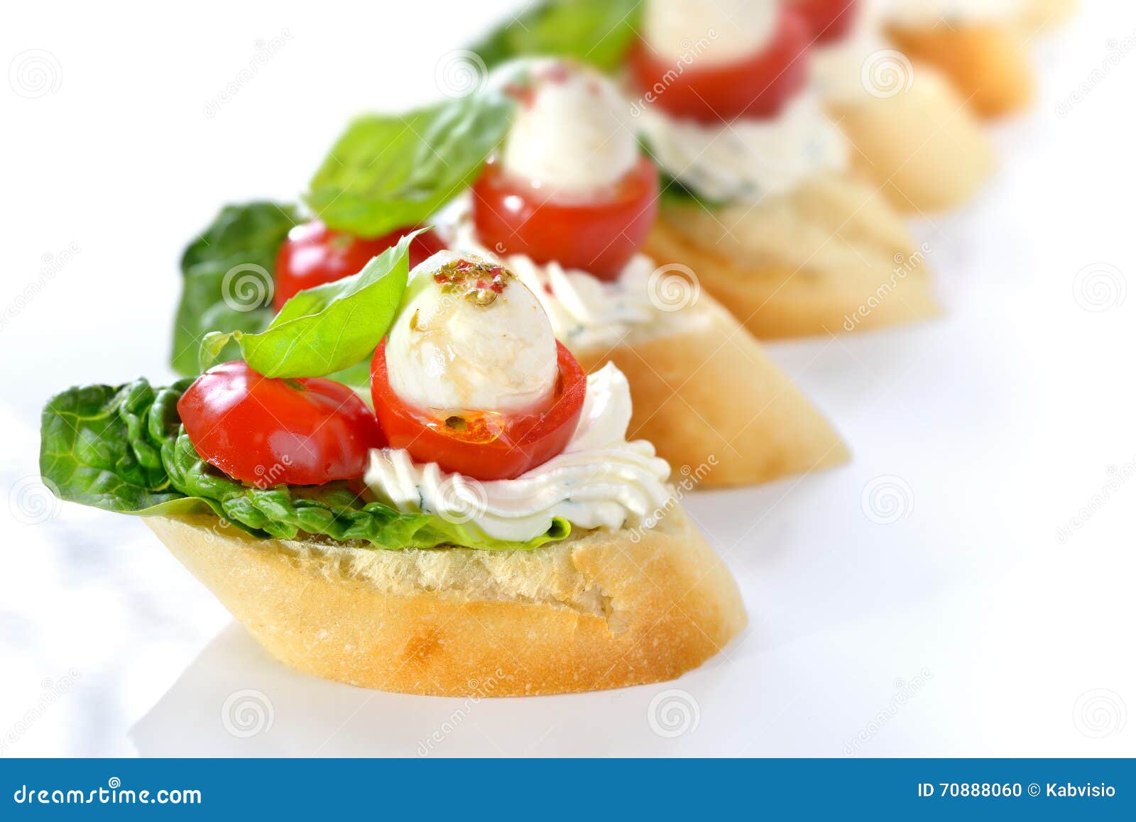 Canapes con la mozzarella foto de archivo. Imagen de bagueta 70888060