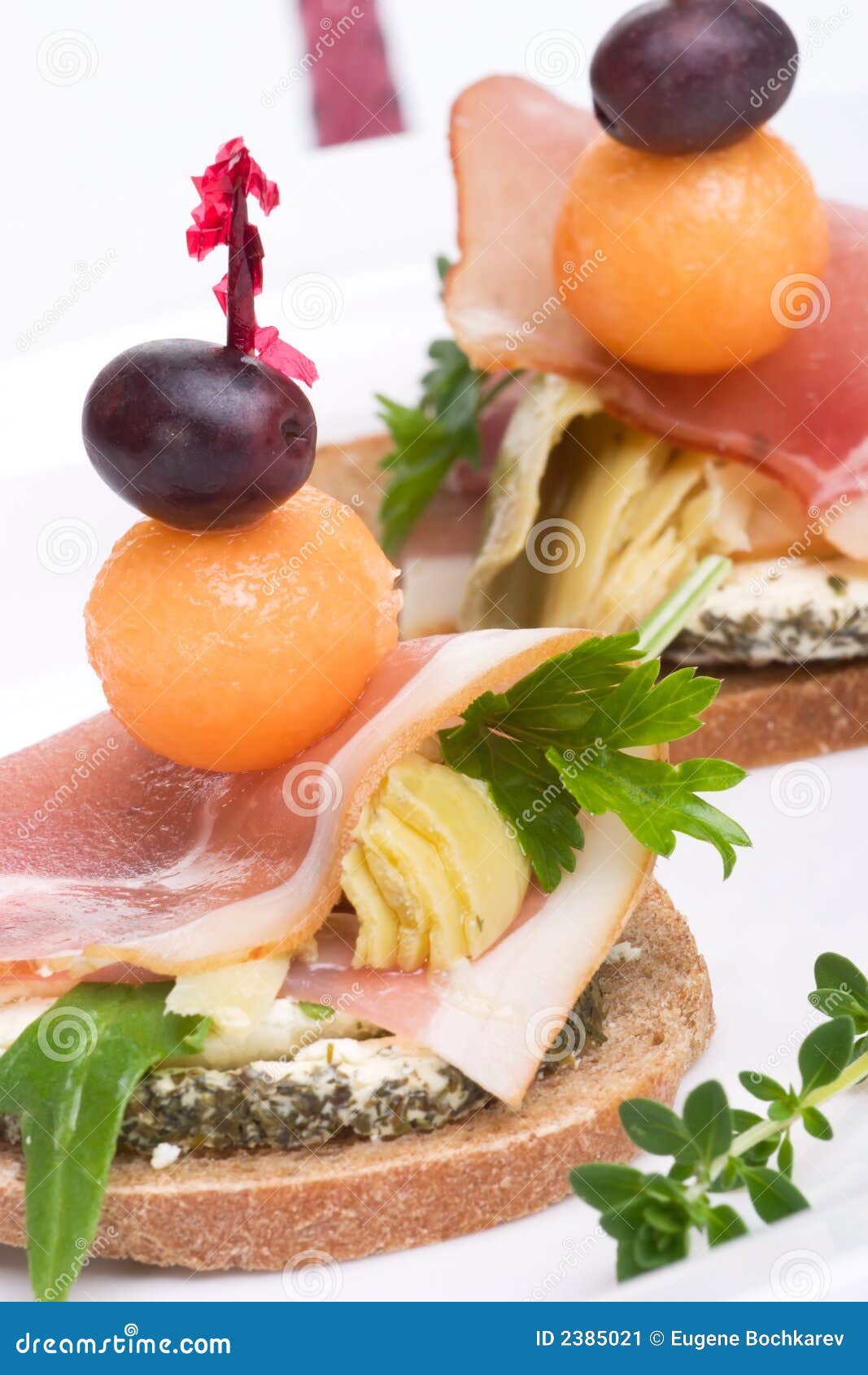 Canapes de Prosciutto imagen de archivo. Imagen de hierbas 2385021