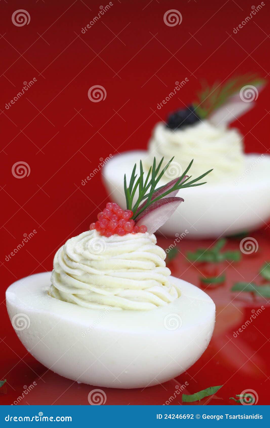 Canapes met ei en kaviaar stock foto. Image of catering - 24246692